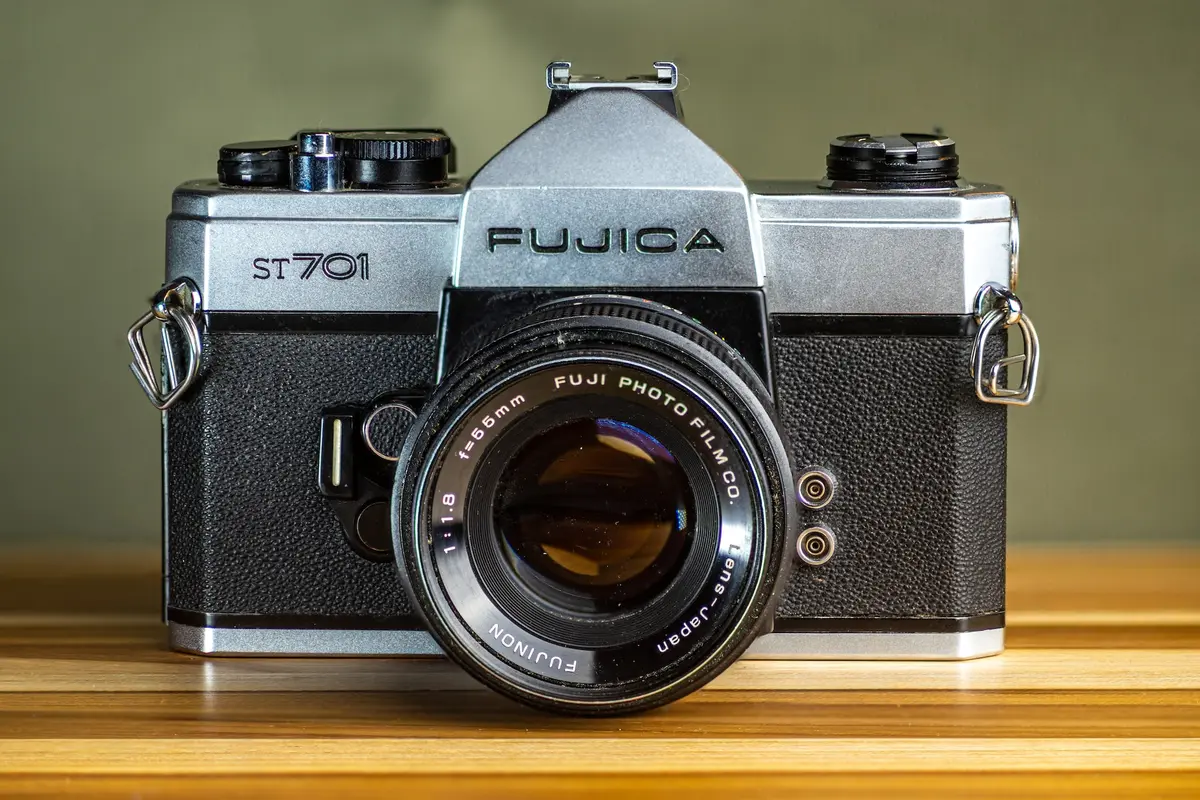 Vorderseite eines älteren Fujinon-Objektivs an einer Fujica ST701 mit eingravierter Brennweite und der größten Blende 1:1.8